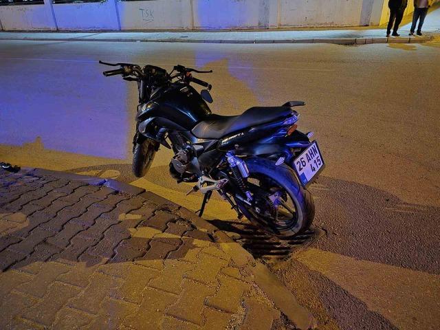Motosiklet, servis aracı ile &ccedil;arpıştı: 2 yaralı 2