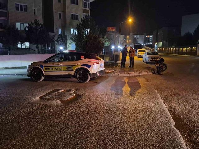 Motosiklet, servis aracı ile &ccedil;arpıştı: 2 yaralı 1