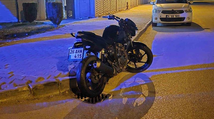Motosiklet, servis aracı ile &ccedil;arpıştı: 2 yaralı
