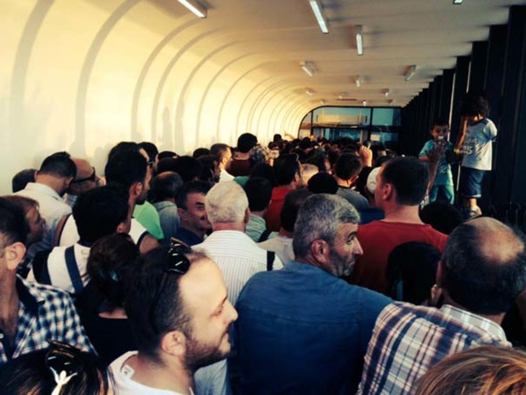 Akın akın komşuya kumara gidiyorlar