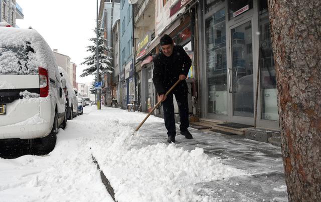 Kars ile Ardahan da kar yerini soğuk havaya bıraktı 3