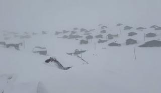 Kars ile Ardahan'da kar yerini soğuk havaya bıraktı