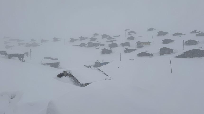 Kars ile Ardahan'da kar yerini soğuk havaya bıraktı