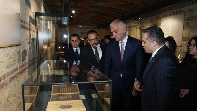 İki İznik çinisi yıllar sonra yeniden Türkiye'de: Bizim olanları geri getirene kadar mücadelemiz sürecek