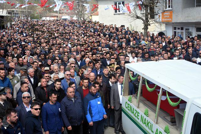 Merkez nüfusu 900 olan ilçede, binlerce kişi şehidi uğurladı