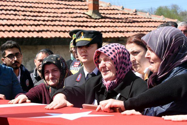 Merkez nüfusu 900 olan ilçede, binlerce kişi şehidi uğurladı