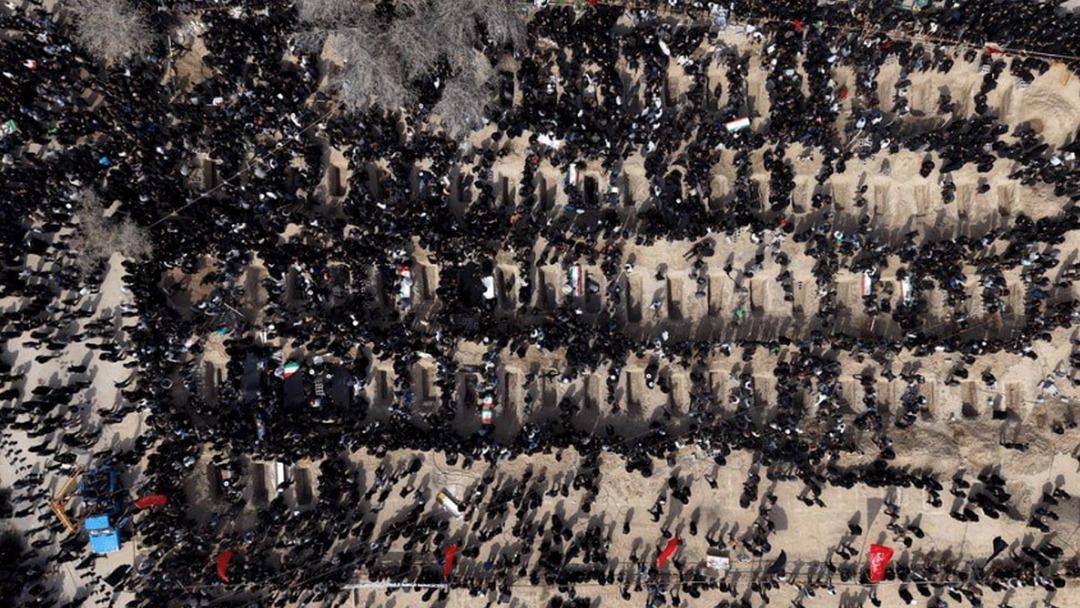 Savaşın acı ger&ccedil;eği! ABD ile İsrail in katlettiği bir &ouml;ğrencinin son fotoğrafı ortaya &ccedil;ıktı... Annesine son kez el salladı 1