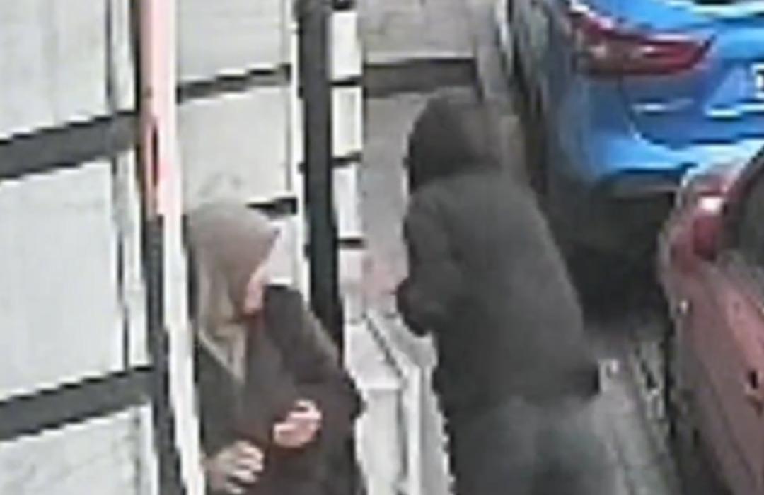 G&uuml;peg&uuml;nd&uuml;z sokak ortasında hırsızlık! Kadının elinden kapıp ka&ccedil;tı 2