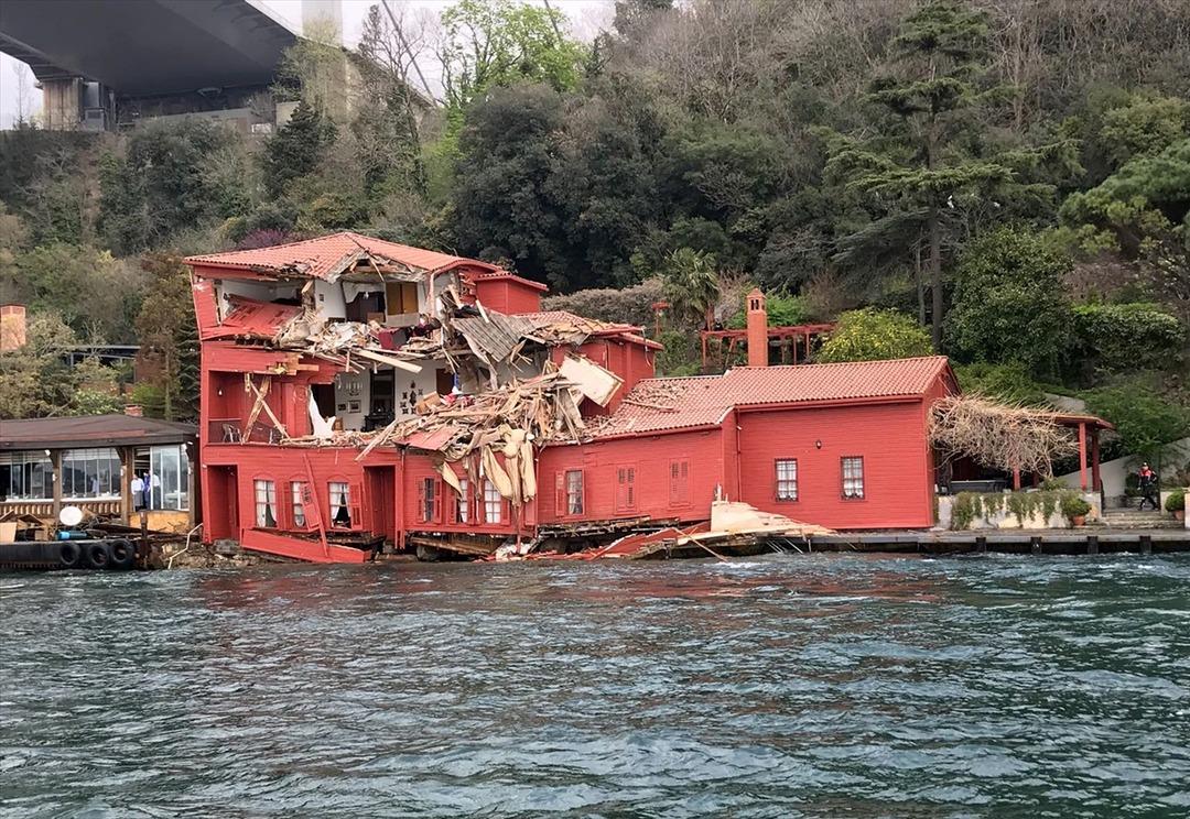 İstanbul Boğazı'ndaki gemi kazasıyla 300 yıllık yalı harabeye d&ouml;nd&uuml;
