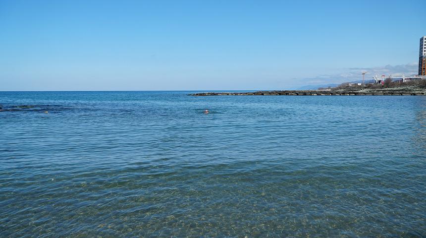 5 yıldır yaz kış demeden kendini Karadeniz sularına bırakıyor! Kız Kulesi'nden Rize Pazar'a y&uuml;z&uuml;yor