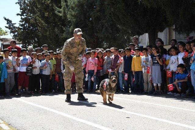 Jandarma sayesinde 378 öğrenci şehri ilk kez gördü