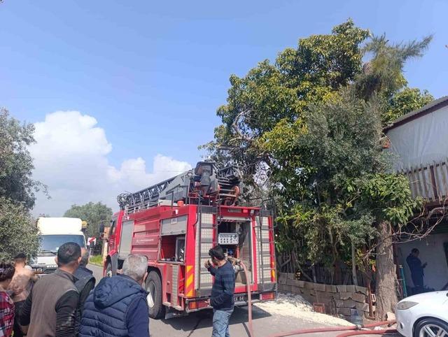 Klimadan &ccedil;ıkan yangın ekiplerin m&uuml;dahalesiyle s&ouml;nd&uuml;r&uuml;ld&uuml; 3