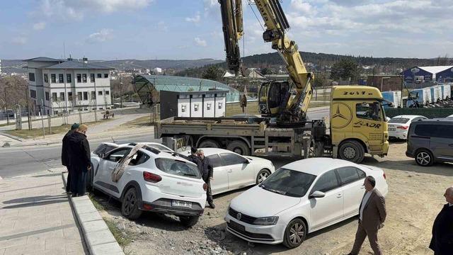 Arnavutk&ouml;y&rsquo;de park etmek isterken ara&ccedil;ların &uuml;zerine &ccedil;ıktı 2