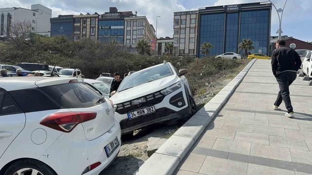 Arnavutk&ouml;y&rsquo;de park etmek isterken ara&ccedil;ların &uuml;zerine &ccedil;ıktı 1