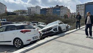 Arnavutk&ouml;y&rsquo;de park etmek isterken ara&ccedil;ların &uuml;zerine &ccedil;ıktı