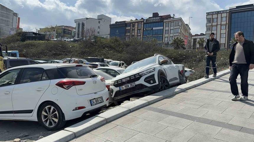 Arnavutk&ouml;y&rsquo;de park etmek isterken ara&ccedil;ların &uuml;zerine &ccedil;ıktı