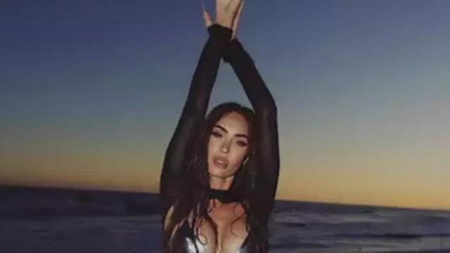 Megan Fox Oscar partisinde nefes kesti! Cesur tarzıyla dikkat çekti