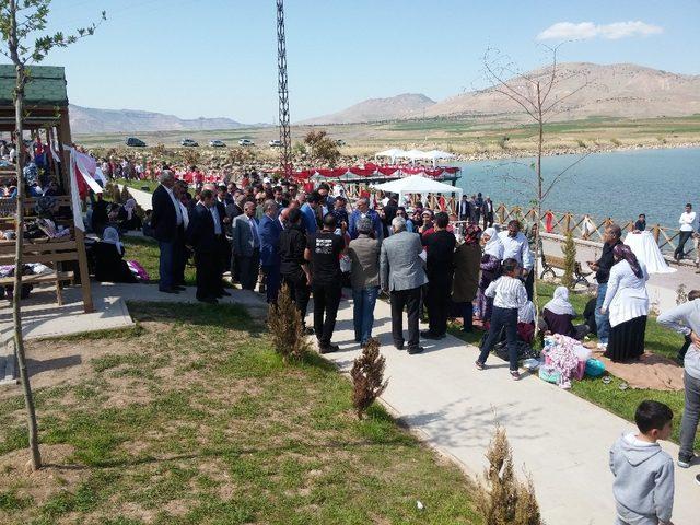 Vali Deniz Gerc&uuml;ş Kırkat G&ouml;leti mesire alanı a&ccedil;ılışına katıldı 2
