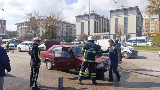 Seyir halindeki otomobil alev aldı 1