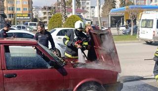 Seyir halindeki otomobil alev aldı