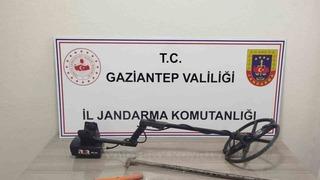 Define bulmak için kaçak kazı yapan 2 şahıs suçüstü yakalandı