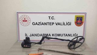 Define bulmak i&ccedil;in ka&ccedil;ak kazı yapan 2 şahıs su&ccedil;&uuml;st&uuml; yakalandı