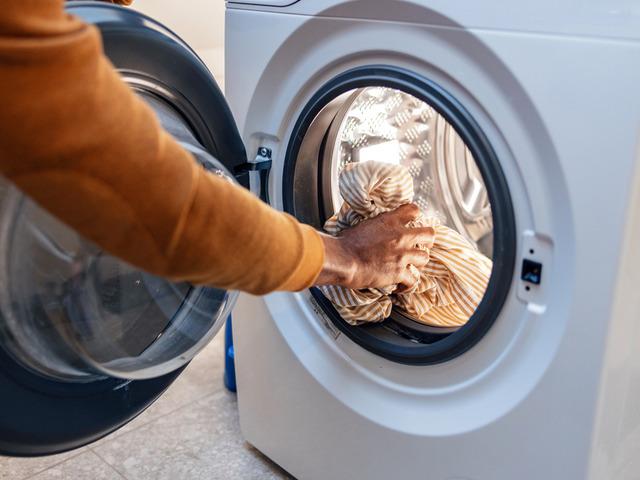 &Ccedil;amaşır makinesinin kapağını a&ccedil;ık bırakmayın! İşte zararları...