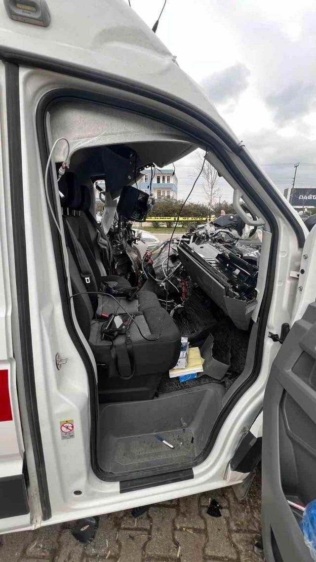 Vakaya giden ambulans kaza yaptı: 1 &ouml;l&uuml;, 3 yaralı 4