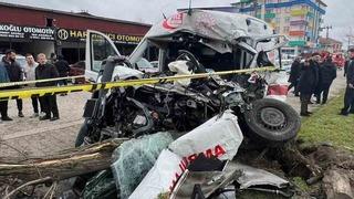 Vakaya giden ambulans kaza yaptı: 1 ölü, 3 yaralı