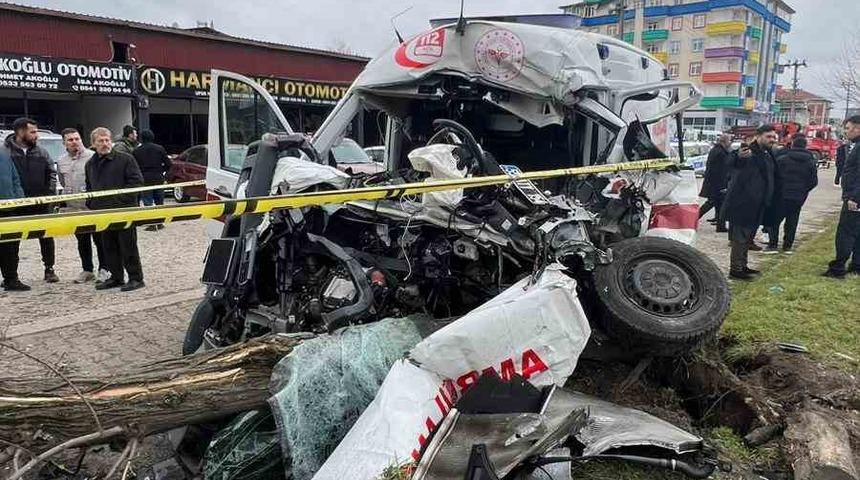 Vakaya giden ambulans kaza yaptı: 1 &ouml;l&uuml;, 3 yaralı