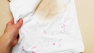 Meyve lekelerini silgi gibi siliyor! Deneyen sonucu görünce şaşırıyor