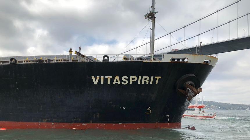 İstanbul Boğazı'nda kabus sürüyor! Gemi elektrik kablolarına takıldı