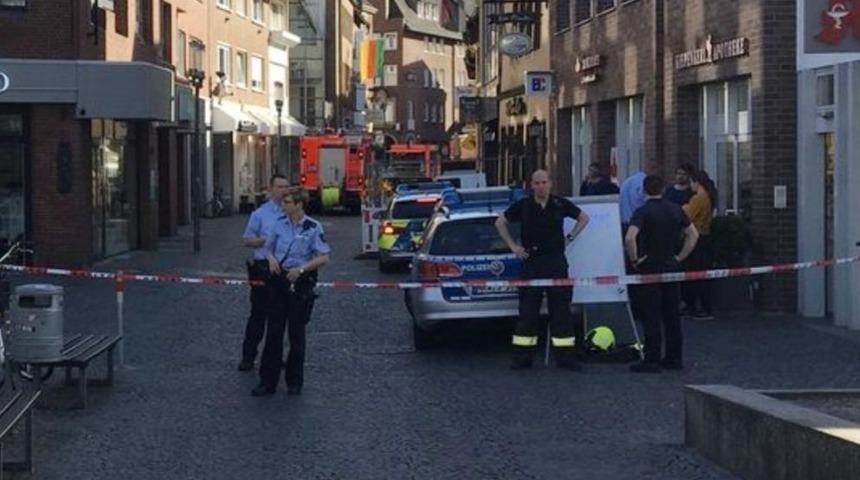 Terör alarmı! Almanya'da bir araç kalabalığın arasına daldı