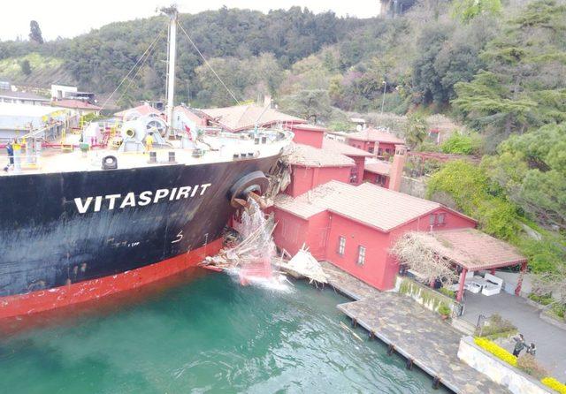 (havadan çekilen fotoğraflar ve ek bilgiyle) Boğaz'da gemi yalıya çarptı (4)