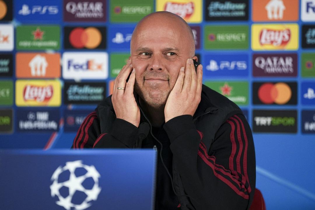 Arne Slot Galatasaray ma&ccedil;ı &ouml;ncesi yıldız ismin sakatlığını duyurdu! "Antrenmana katılacak durumda değildi..." 1