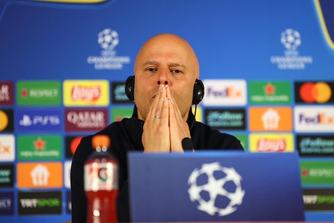 Arne Slot Galatasaray ma&ccedil;ı &ouml;ncesi yıldız ismin sakatlığını duyurdu! "Antrenmana katılacak durumda değildi..." 2