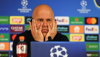 Arne Slot Galatasaray ma&ccedil;ı &ouml;ncesi yıldız ismin sakatlığını duyurdu!