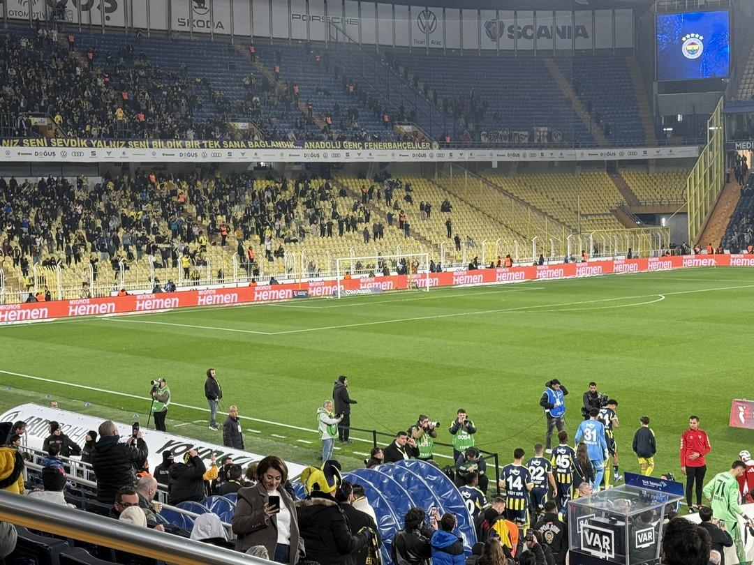 Kadık&ouml;y&rsquo;de şok g&ouml;r&uuml;nt&uuml;! Fenerbah&ccedil;e trib&uuml;nleri ıssız kaldı: Oyuncular şaşırdı 1