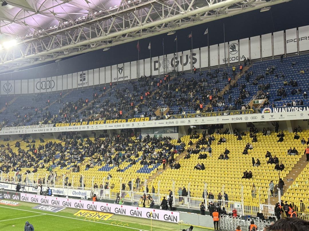 Kadık&ouml;y&rsquo;de şok g&ouml;r&uuml;nt&uuml;! Fenerbah&ccedil;e trib&uuml;nleri ıssız kaldı: Oyuncular şaşırdı 2