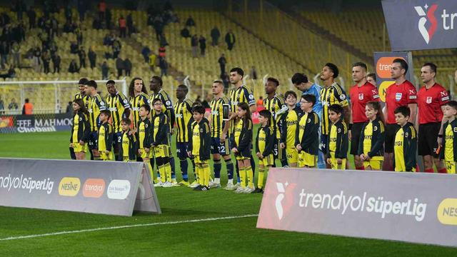 Kadıköy’de şok görüntü! Fenerbahçe tribünleri ıssız kaldı: Oyuncular şaşırdı