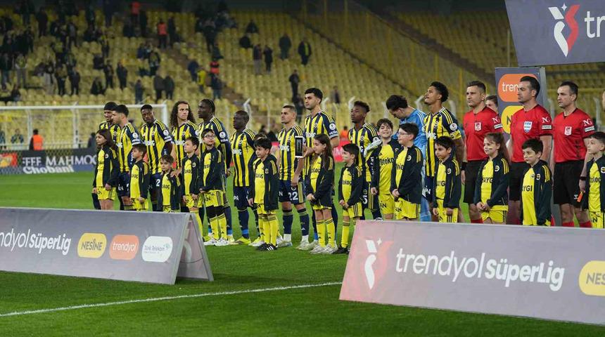 Kadık&ouml;y&rsquo;de şok g&ouml;r&uuml;nt&uuml;! Fenerbah&ccedil;e trib&uuml;nleri ıssız kaldı: Oyuncular şaşırdı