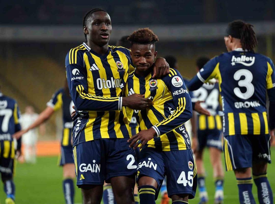 Nene kasırgası şehir şehir geziyor! Hat-trick i ile Fenerbah&ccedil;e ye hayat verdi 2