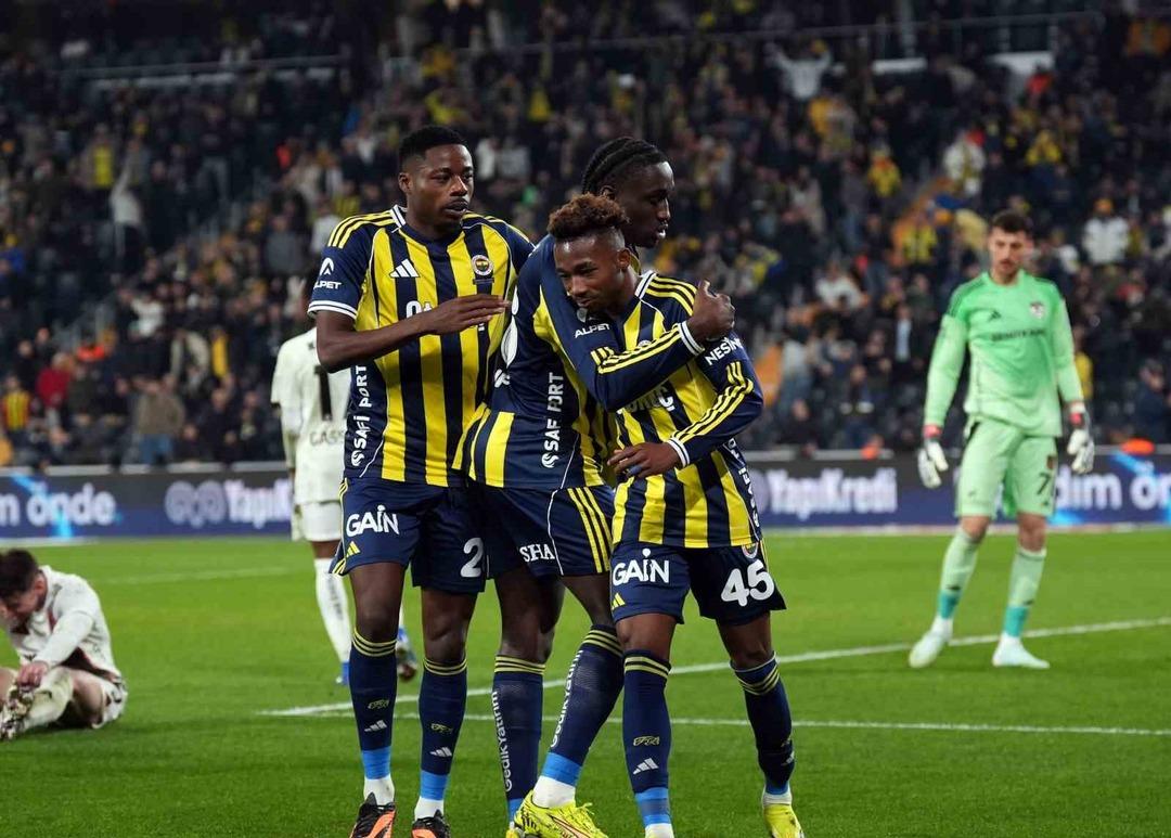 Nene kasırgası şehir şehir geziyor! Hat-trick i ile Fenerbah&ccedil;e ye hayat verdi 1