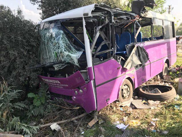 Halk otobüsü üst geçide çarptı: 14 yaralı