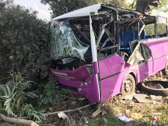 Halk otobüsü üst geçide çarptı: 14 yaralı