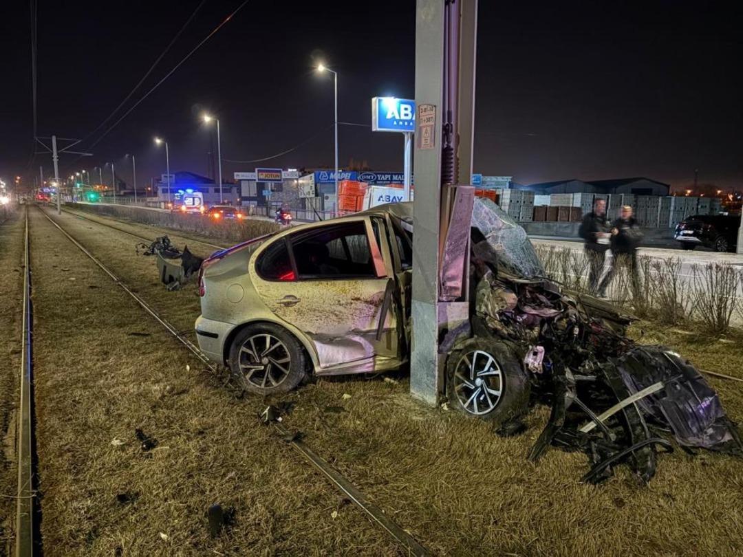 Otomobili g&ouml;ren şaştı kaldı! Kağıt gibi b&uuml;k&uuml;ld&uuml; 1