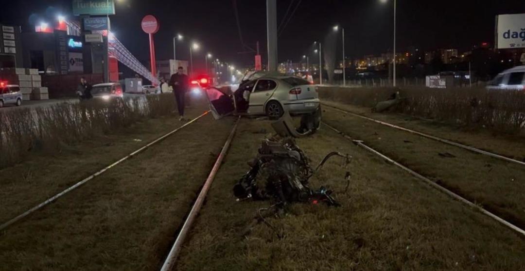 Otomobili g&ouml;ren şaştı kaldı! Kağıt gibi b&uuml;k&uuml;ld&uuml; 3