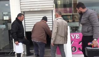 Kuyumcuya g&uuml;vendiler hayatlarının şokunu yaşadılar! Kapıda not, i&ccedil;eride boş kasa