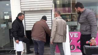 Kuyumcuya güvendiler hayatlarının şokunu yaşadılar! Kapıda not, içeride boş kasa