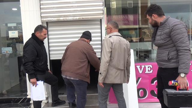 Kuyumcuya güvendiler hayatlarının şokunu yaşadılar! Kapıda not, içeride boş kasa